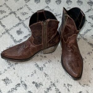 Liberty Black Distressed Brown Western Style Leather Boots. 7.5
